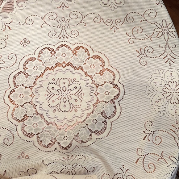 9’x5’ Cream Lace Tablecloth OR Craft Lace/ Fabric with Winter Scenes - Picture 4 of 6